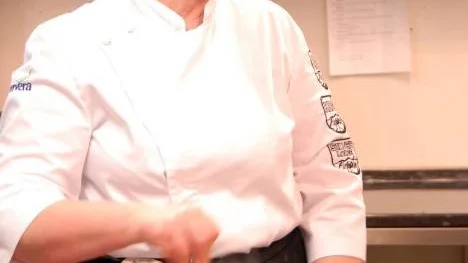Gunny Grundström rör om i den stora såsgrytan för sista gången. Nu väntar pensionärslivet och de små grytorna - utom då tjädern ska stekas ...