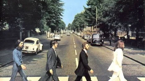Den klassiska bilden som pryder skivomslaget till "Abbey Road". Nu har ett liknande foto sålts, där Beatles-medlemmarna går baklänges.