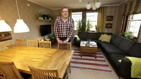 Per-Axel Karlsson och visar upp en kombinerad matsal och tv-rum på en av sju separerade avdelningar. Interiören andas hemtrevnad - men skalet utgör en bunker, omöjlig att ta sig ut ifrån.