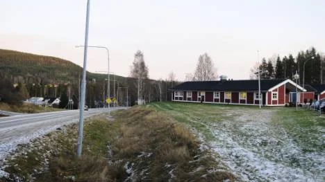 Tärnstigen ligger 500 meter från centrum och har bättre utomhusmiljö än Bäckskolan. Enligt politikerna ska förskolebarnen flyttas hit istället för till Bäckskolan.