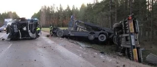 Lastbil i våldsam singelolycka