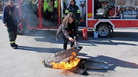 Eleven Beatrice Lundgren visade hur det går till att släcka elden på en brinnande människa under överinseende av Stig Norén och Maria Lundgren från Vidsels räddningstjänst.