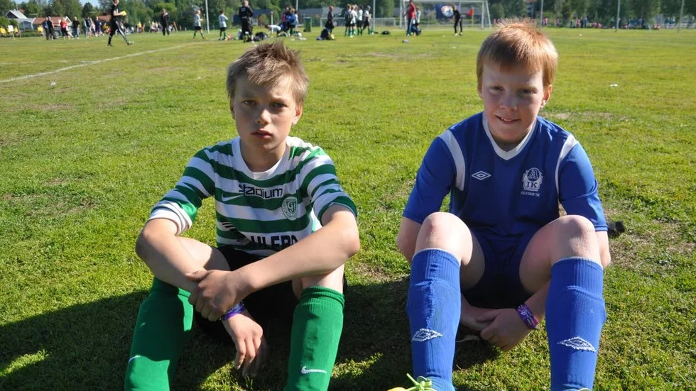 Straffavgörande. Viktor Drugge i Alvik  och Filip Larsson i Gammelstad Vit  ( till vänster) kände  glädje och sorg efter straffläggningen.