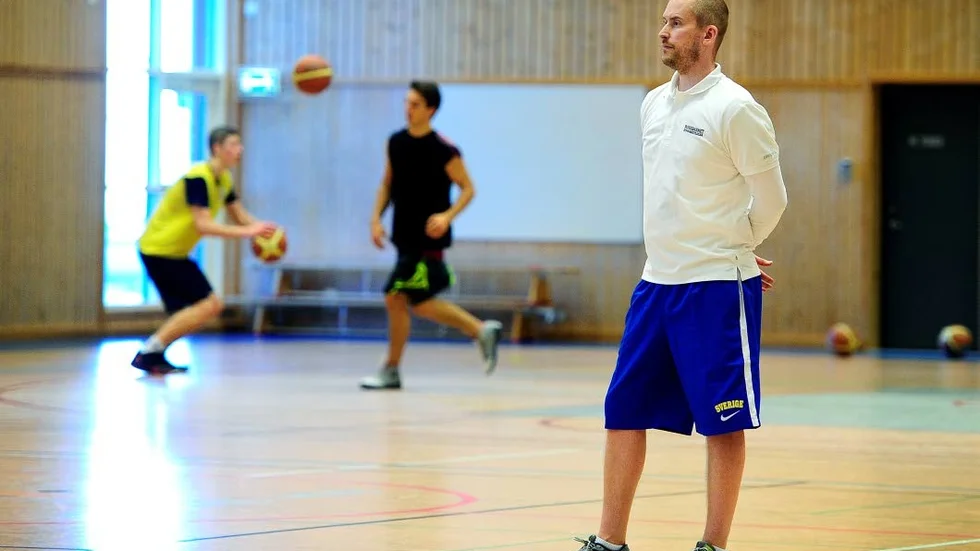 Dennis Pihl, tränare på Basketgymnasiet