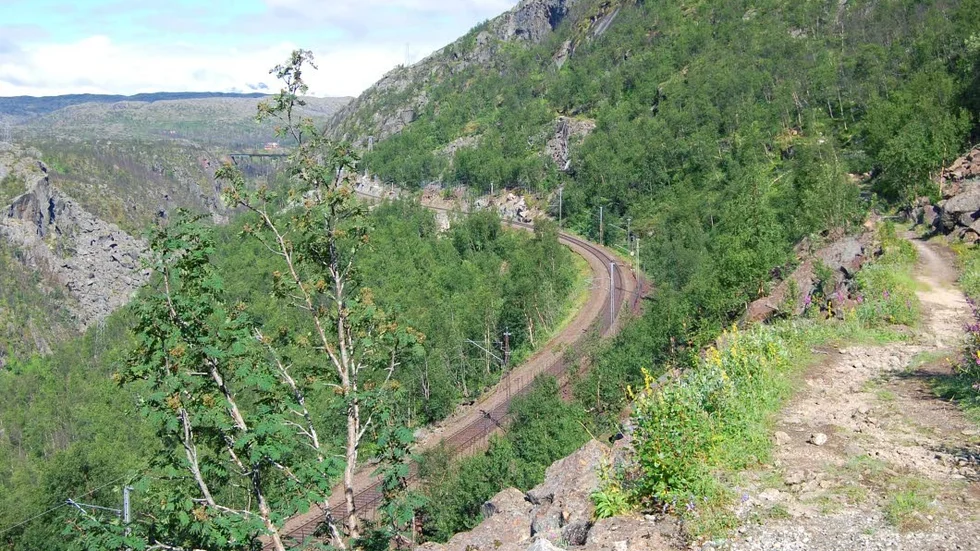 Ras. Någonstans i området kring Nordalen på norska sidan skedde raset. Trafiken kunde återupptas efter sex timmars stopp på måndagen.