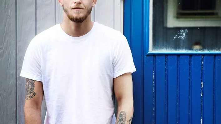 Niklas Bäckström laddar upp till sina fighter med persisk allsång.