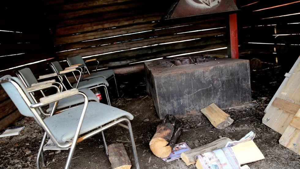 Eldstad. Grillplatsen har varit utsatt för vandaler som bland annat elda upp delar av bord.