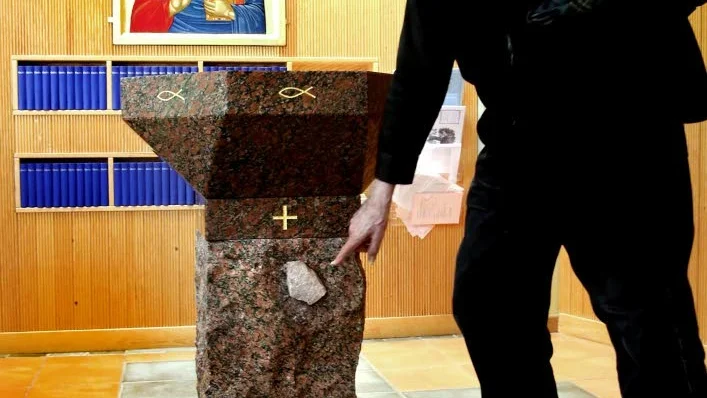 Kontinuitet. Dopfunten har en sten fastsatt vid sidan. Stenen kommer från Nederluleå kyrkas grund och visade vid invigningen 1997 på kontinuiteten mellan Luleås äldsta kyrka och yngsta kyrka.