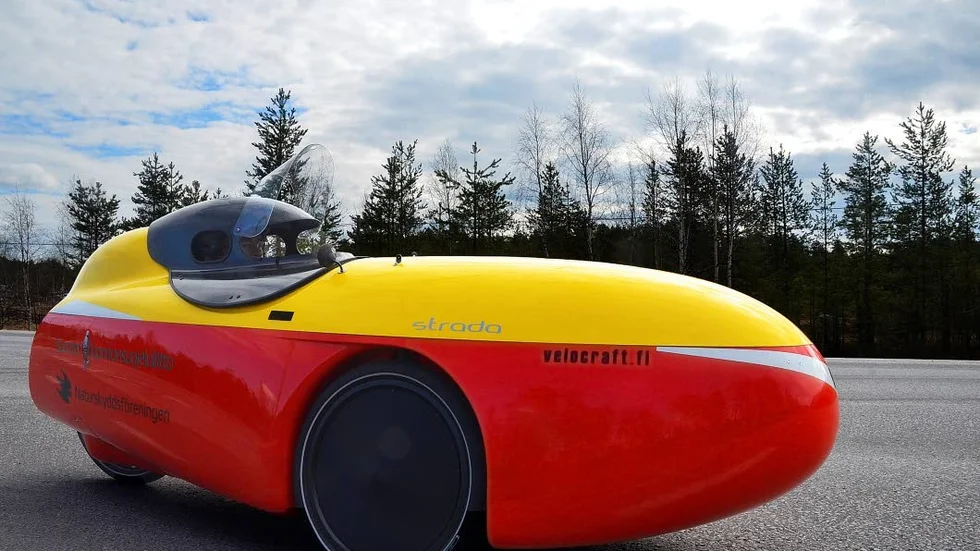 På väg. Urpo Taskinen köpte en velomobil, en slags cykelbil som går på muskelkraft.