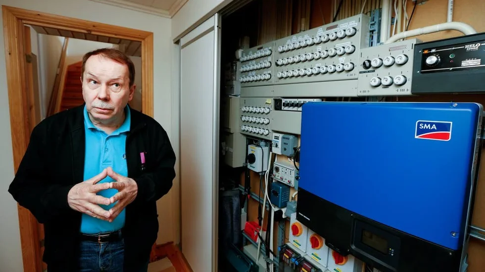 Jobbet med att montera solpanelerna på taket gjorde Hans Oja själv. Men för installationen inne i huset krävs en behörig installatör.