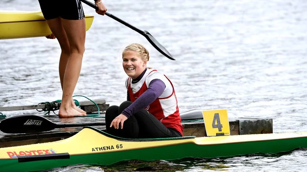 Sliten. Det var en trött, men glad Elina Lineruth som hoppade ur kanoten efter guldet på 500 meter i K1. Foto: Roland S Lundström