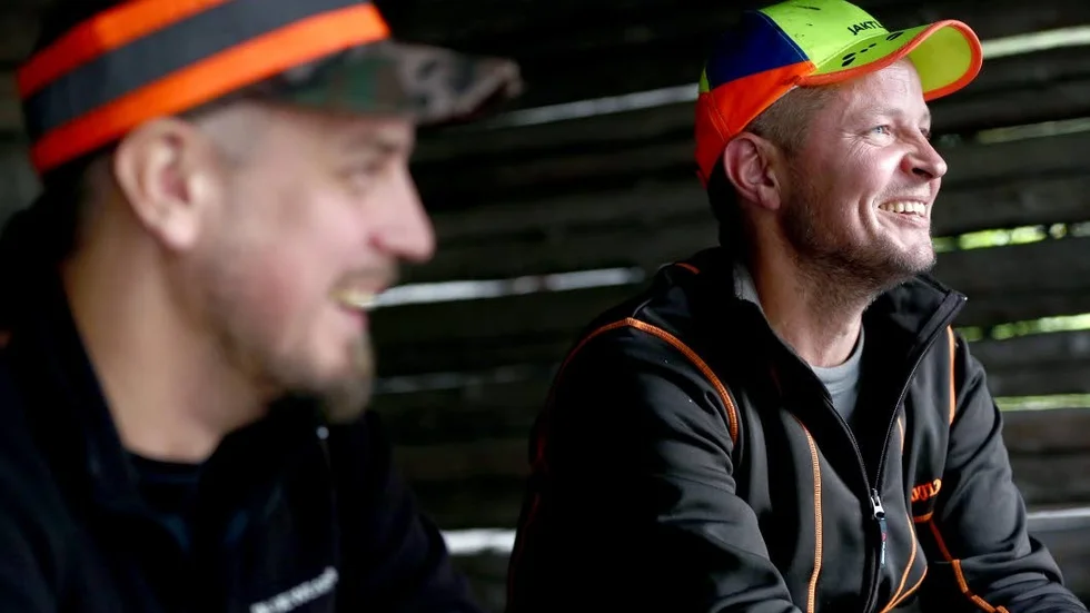 Halva nöjet. Gemenskapen runt lägerelden är en uppskattad del av jakten menar Mikael Wikström och Tony Westin.