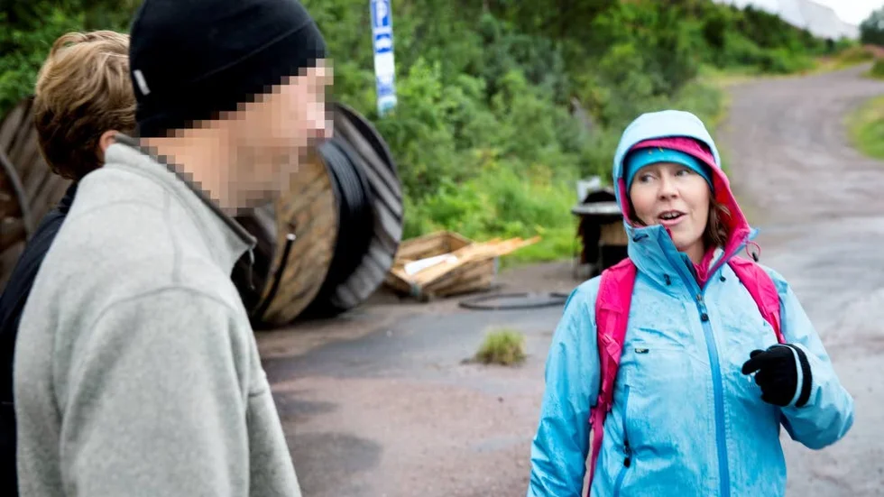 Första stoppet. Lotta Thulin som sedan 1987 bor i Riksgränsen, men numer veckopendlar till Kiruna, blir konstnärernas första stopp. "Jag hade tänkt bjuda på en berättelse, men de kanske behöver en påse bullar i stället", säger hon.