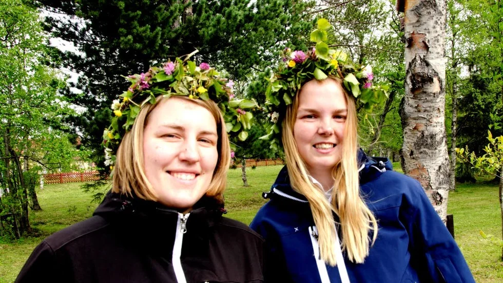 Kransprydda. Johanna Larsson och Sanne Waldner från Umeå är på roadtrip i Norrbotten och stannade vid Hjalmar Lundbohmsgården för att fira midsommar.