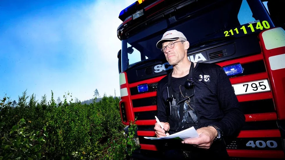 Uppsikt. Mats Karlsson, från räddningstjänsten i Piteå kollar på en karta över området där skogsbranden härjar.