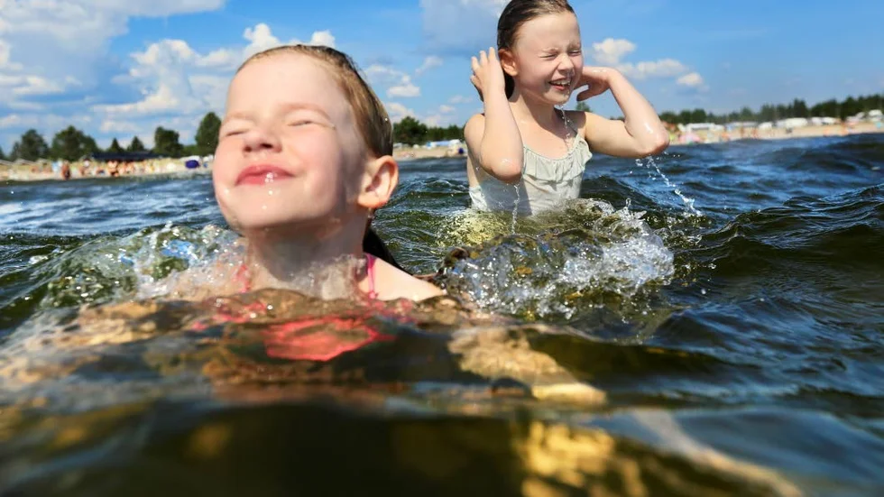 Varmt bad. Systrarna Amanda och Alice Sköld trivdes bra i vågorna på Piteå Havsbad.
 - Det är varmt och skönt, säger Alice och får medhåll av Amanda.