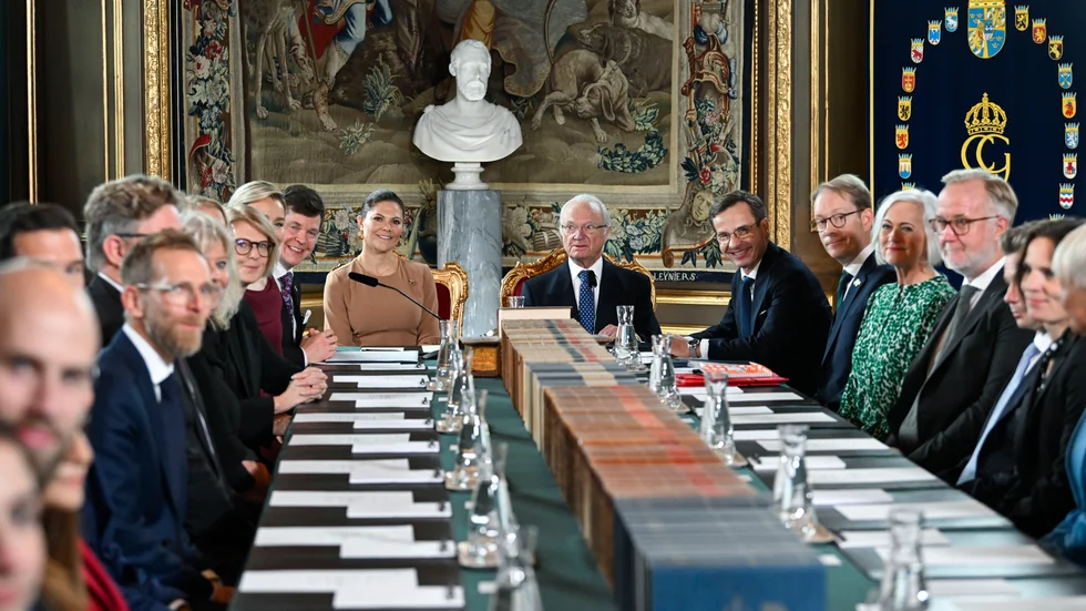 Kronprinsessan Victoria, kung Carl Gustaf, statsminister Ulf Kristersson och övriga statsråd i den nya regeringen under regeringsskifteskonseljen på slottet under tisdagen. 