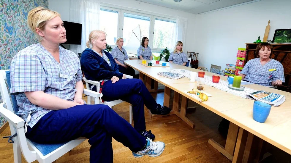 Trötta. Undersköterskorna på Midskogens äldreboende är trötta på att vänta på att de delade turerna tas bort. Åsa Larsson, Jessica Enström, Gudrun Larsson, Merita Tiainen, Charlott Tönnhed och Soile Forss.
