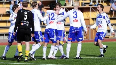 TIDIGT JUBEL. Johan Isaksson gjorde båda målen i gårdagens match mot Umedalen. Det första kom redan efter 45 sekunder och det andra (bilden) kom i mitten av andra halvlek. Det betydde 2-0 till hemmalaget och i det läget såg IFK Luleå ut att gå mot femte raka trepoängaren. Men Umedalen lyckades nå en poäng                                efter att IFK Luleå tappat spelet efter sitt andra mål.