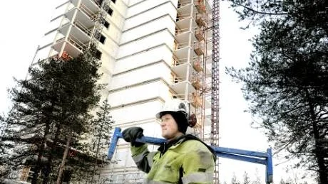 KAN BITA TILL. Byggjobbaren Örjan Stålarm, Råneå, har lärt sig att klä sig rätt i kylan. "Men biter det till med en köldknäpp får vi själva bestämma om vi måste avbryta jobbet och gå in och värma oss", säger Örjan här utanför arbetsplatsen, ett höghusbygge i Luleå.