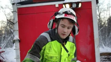 Oskar Johansson gör i ordning borrören. Tre mycket djupa hål borras vid Lappmalmen. Här längst i söder borrar man ner till 1.000 meters djup. Längre norrut borrar man så långt som 1.500 meter.