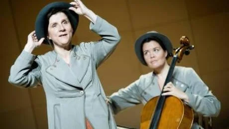 FINT SAMSPEL. Gun Olofsson, känd bland annat från folkmusikgruppen Jord, och den allsidiga Pia-Karin Helsing, musiker på Norrbottensteatern är båda Lina Hjort på scenen.