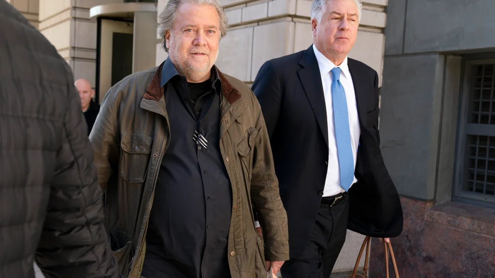 Steve Bannon (till vänster) får fyra månaders fängelse för kongresstrots.