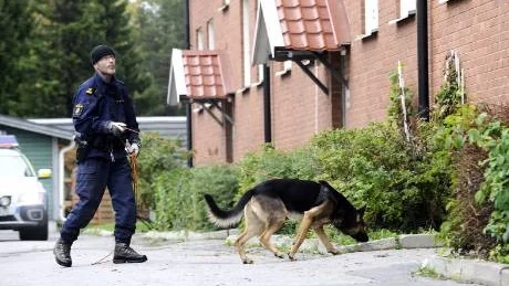 PÅ RÄTT SPÅR. Roger Markarberg och schäfern Pirat nosade rätt på gärningsmännens flyktväg.