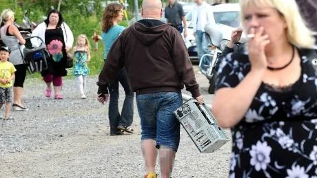 ... mannen får datorn och lämnar folkhavet i all hast ...