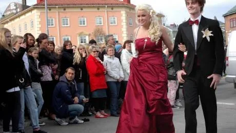 KOM MED BLOMSTER. Veronica Karlsson hade blomma i håret. Erik Lundmark matchade.