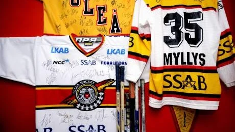 SAMLING. På väggen i Marcus rum hänger massor med hockeyprylar och signerade Luleå Hockey-tröjor.
