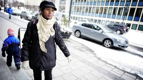 VÄNTAR OCH VÄNTAR. Varje dag när posten anländer hoppas Jasmine Bivi att brevbäraren ska ha med sig körkortstillståndet så att hon kan börja köra. "Jag har en bil men utan körkort blir jag väldigt bunden. Jag tar mig ingenstans och känner paniken komma. Allt står stilla för mig". Bivi är tvåbarnsmamma och egen företagare.