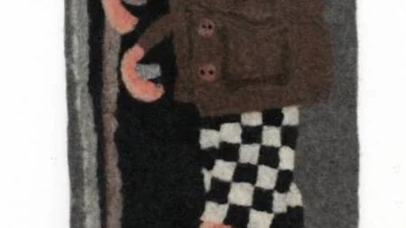 SHACKRUTIGA UNDERBYXOR.En äldre man smyger hemifrån, med käpp, hatt och rock, men utan byxor och skur.