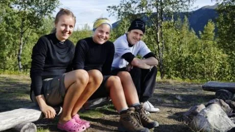 SAMMANHÅLLNING. Trots att ingen av deltagarna kände varandra sedan tidigare är det en mycket bra sammanhållning i gruppen. På bilden: Jenny Engman, Umeå, Alexandra Ekholm, Osby och Erik Tordsson från Svenljunga. Foto: Mattias Forsberg