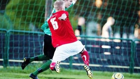 avgjorde. Johan Nyberg, i Baiks gröna dress, var den som med matchens enda mål säkrade tre poäng till serieledande Baik. Han sköt in bollen efter en fin framspelning av Ken Roar Pettersen, Baiks främste spelare för dagen.Foto: Sara Moritz