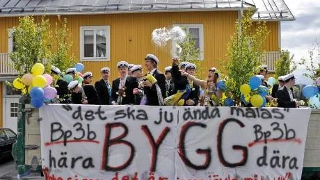 STUDENTER.Fredag 11 juni 2010 kl 13.00. Studentutsläppet på Hjalmar Lundbohmsskolan och dags för kortegen där studenterna åker genom centrum på lastbilsflak. Denna dag startar för övrigt fotbolls-VM i Sydafrika.  Foto: Kjell Törmä