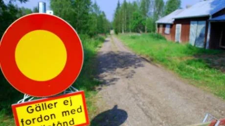STOPP. Den här synen har retat upp de besökare som velat åka till forsen med bil. Foto: Mathias Asplund