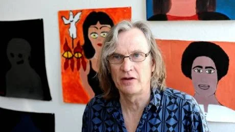 LÄRORIKT. Konstnären Jan-Anders "Jatte"  Eriksson upplever projektet som lyckat och intressant: "De här ungdomarna satte igång direkt att måla och väldigt frimodigt",  berättar han. Här framför några av teckningarna som nu ställs ut på Norrbottens museum.   Foto: Roland S Lundström