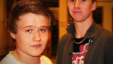 krogen. Roland, 16, tyckte att om han varit 18 hade det blivit direkt till krogen. Hans kamrat Markus, 15, tyckte inte om att en del redan var fulla när de kom fram till Pontushallen.