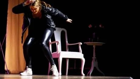 JAKT PÅ LYCKA. Skäringers show handlar om självförakt och ständiga tillkortakommanden i jakten på lycka och någon att dela livet med.
