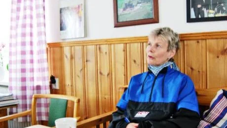 BÄST. Köksbordet är den bästa platsen för umgänge, enligt Elisabeth Nilsson som är mycket mån om sina släktingar och vänner.  Foto: Josefin Wiklund