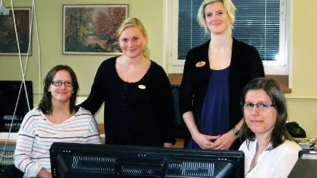 DÖVSTUDERANDE. Camilla Söderberg, till vänster, och  Helen Lindberg, till höger, är döva och har börjat studera vid Utbildning Nord i Övertorneå. I mitten: Heidi Wettainen och Tina Sehlin, teckenspråk- och dövblindtolkar.