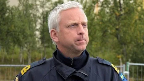 ÖVERTRÄFFAT. Johan Widerberg, insatschef för saneringen av Ala Lombolo, förklarar att de trodde att de skulle ha kring 25 lådor kvar att hitta till nästa sommar, nu återstår bara tre stycken.