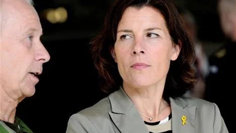 PERSONALEN EN NYCKELFRÅGA. ÖB Sverker Göranson poängterar vikten att Försvarsmakten klarar av att locka till sig och behålla personal. "Personalförsörjningen är och kommer att vara den helt strategiskt avgörande frågan" säger han. Försvarsminister Karin Enström till höger om ÖB.