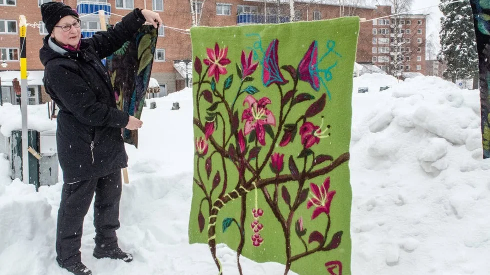 Ulligt. Siv Johansson hängde upp sina tovade verk i Stadsparken.