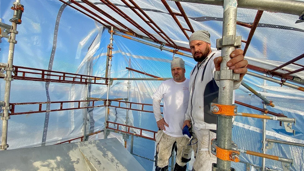 Skulpturen Ståltheten i Oxelösunds fiskehamn renoveras för fullt. Patrik Ivarsson och Andreas Selander på Oxelösunds måleritjänst har tvättat och slipat – nu är det dags för målningen.