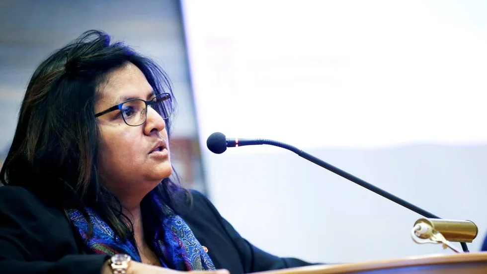 Kritisk. Nina Berggpård (V) vill inte sälja Lulebos lägenheter.