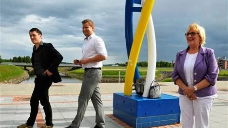 LUGN. Gunnel Simu är inte oroad över beslutets uppskjutning. "Vi kommer att skriva under avtalet på tisdag", säger hon. På plats i Haparanda finns nu Avalanche Capitals Mikael Fahlander, här tillsammans med David Lehto, iQuity.