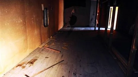 Rummet i huset där fynden gjordes. Till vänster i bild syns fortfarande mörka fläckar.