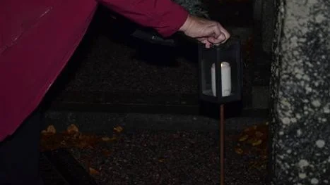 HEDRANDE GEST. Att tända ljus eller att sätta blommor vid en grav är ett sätt att hedra de som gått bort för Lisbeth Lovén.